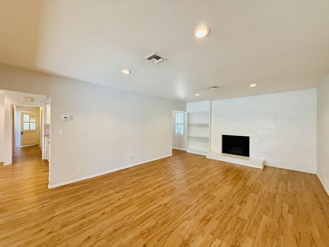 Building Photo - Classic McNeil Estates Ranch-style home-ALL UTILITIES, POOL AND LANDSCAPING INCLUDED WITH RENT!
