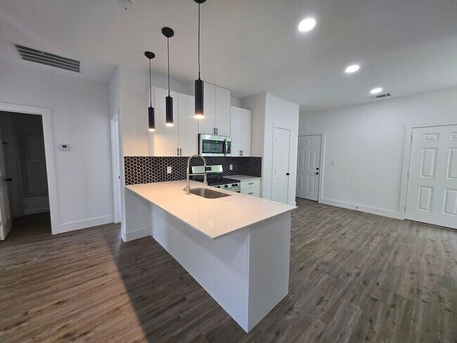 Building Photo - Stunning New Build