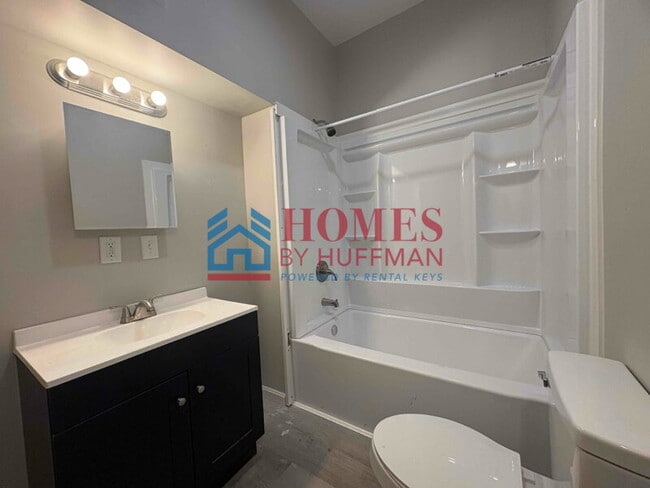 Building Photo - Five Bedroom House | 2 Full Bath | Move In...