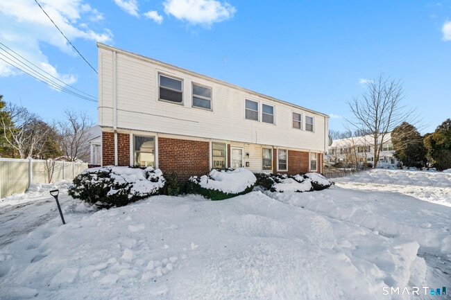 Building Photo - 8 New Hampshire Dr