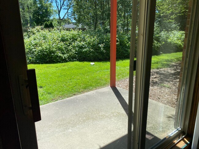 Building Photo - Ground Floor Large 1 Bedroom 1 Bath Available