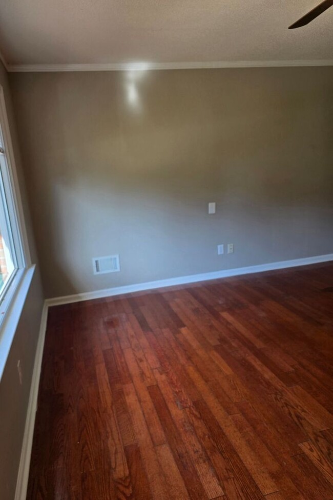 Building Photo - 3 bedroom 2 bath located off of Cherokee i...