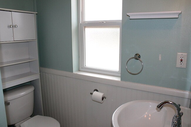 Building Photo - 1845 Crestmore Pl