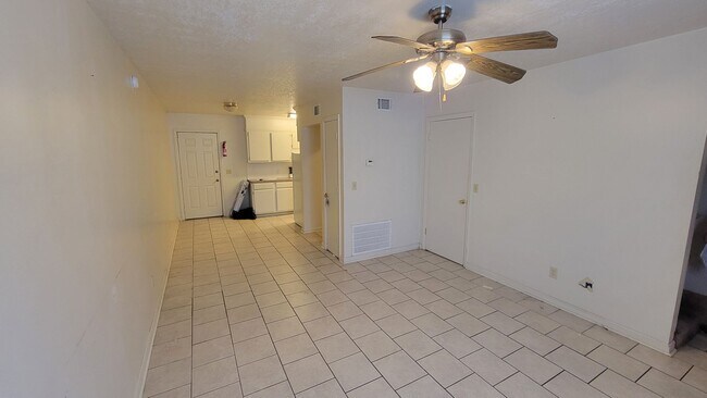 Building Photo - 2 Bedroom • 1.5 Bath • Townhouse Style Apa...