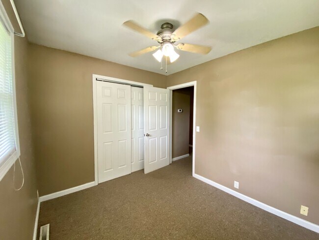 bedroom 2 - 407 E Lincoln St