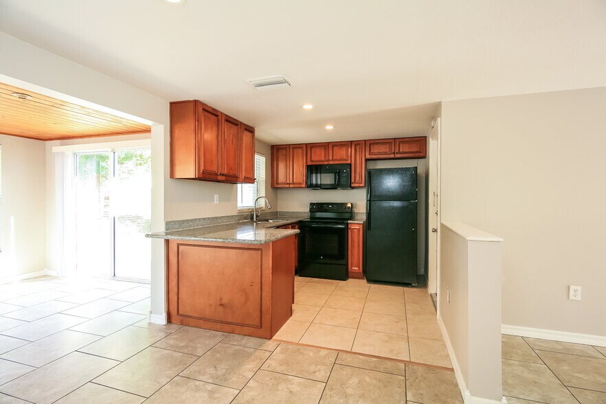 Building Photo - 10426 Syringa Ct