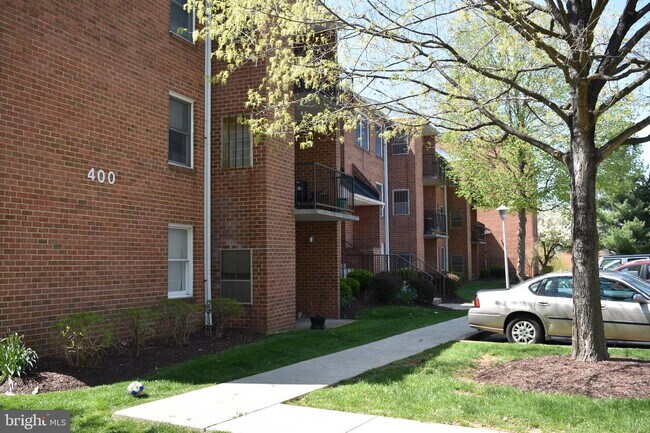 Building Photo - 400 Chapel Ct