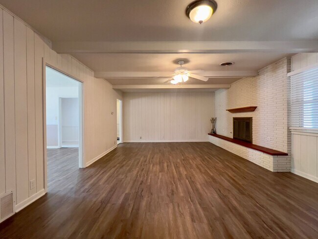 Building Photo - Stunning Large 3 Bedroom Home!