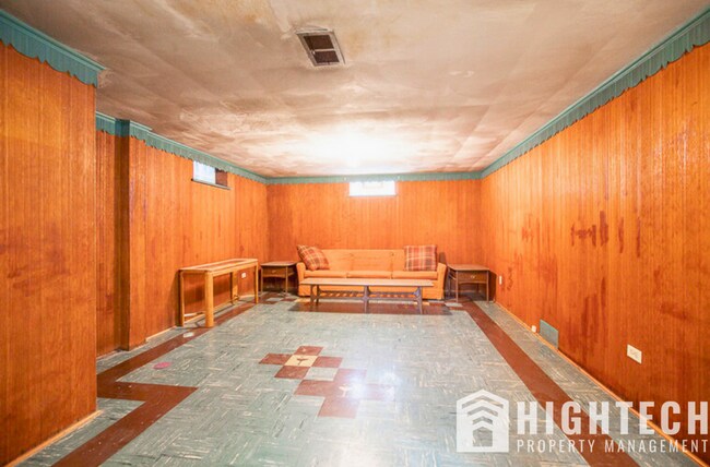 Building Photo - 3 bedroom/1 bath! PARMA!!