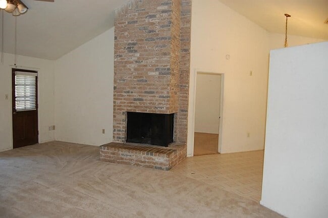 Building Photo - 15926 Pfeiffer Dr