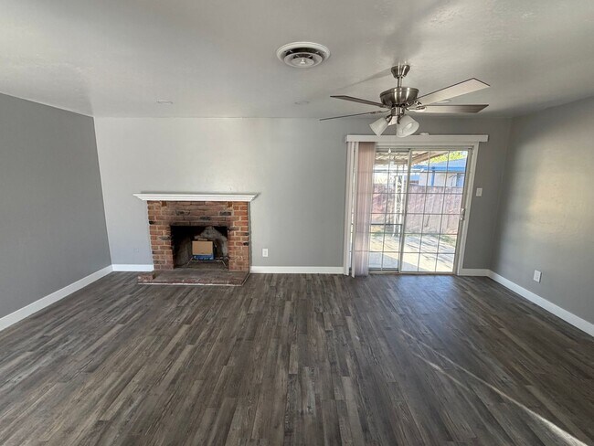 Building Photo - Newley Remodeled 3 BD 2 BA house with Big lot in SW Bakersfield