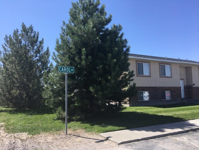 Building Photo - Newly remodeled 2 bedroom, 1.5 bathroom townhome in Blackfoot with Fiber Internet- Available now!