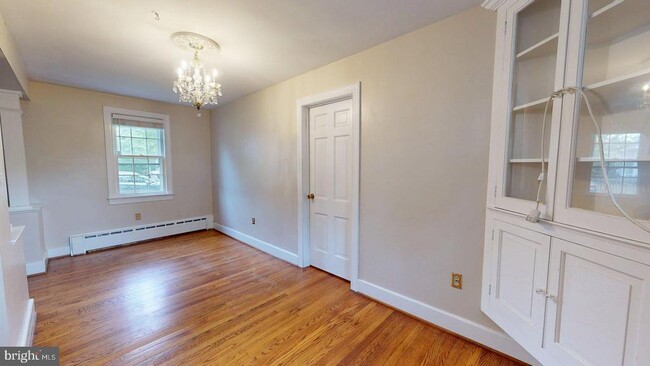 Building Photo - 15 E Custis Ave