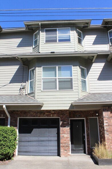 Building Photo - 3413 SW Moss St