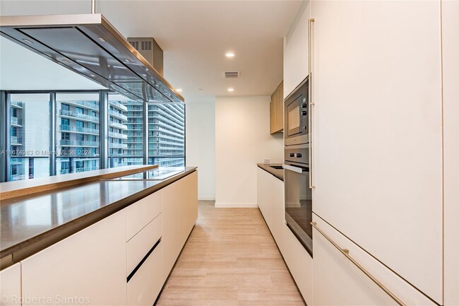 Kitchen - 1000 Brickell Plz