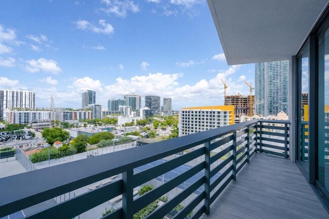 Building Photo - 460 NE 28th St