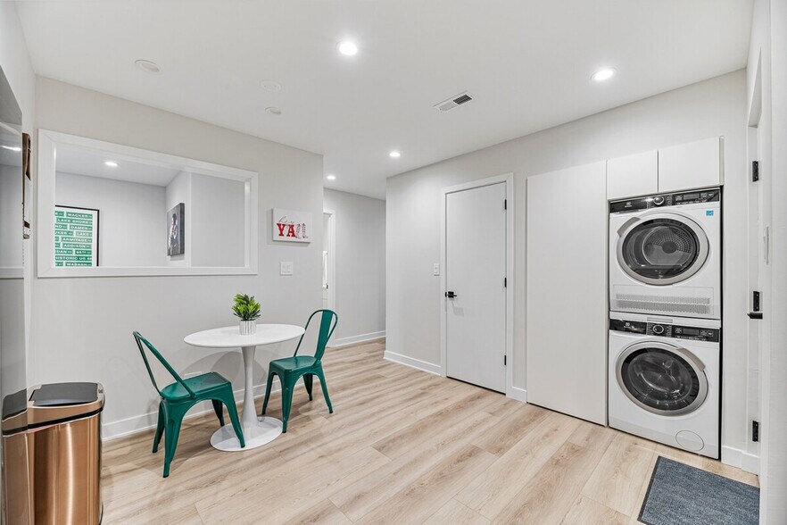 Building Photo - 2335 W Touhy Ave