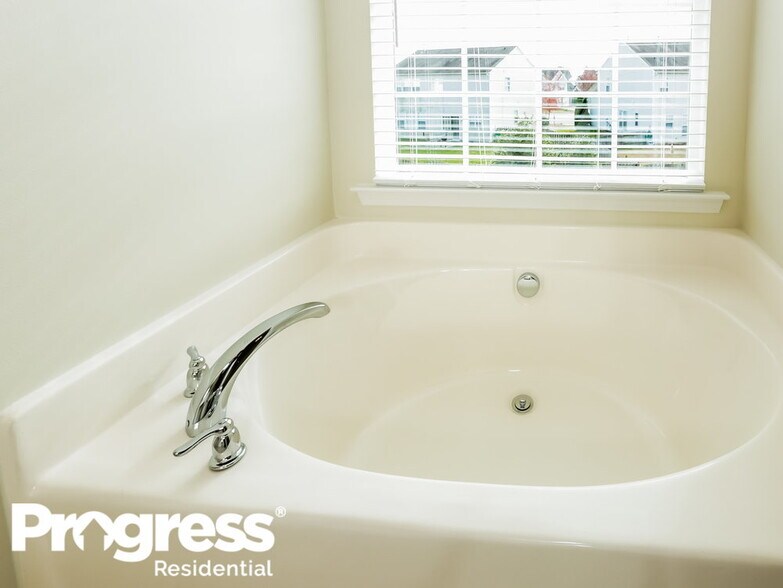 Building Photo - 10911 Claude Freeman Dr