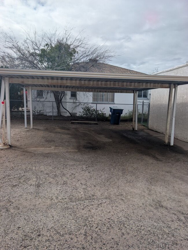 Building Photo - 4 Plex - 2 Bedroom Unit and 1 Bath for Rent.