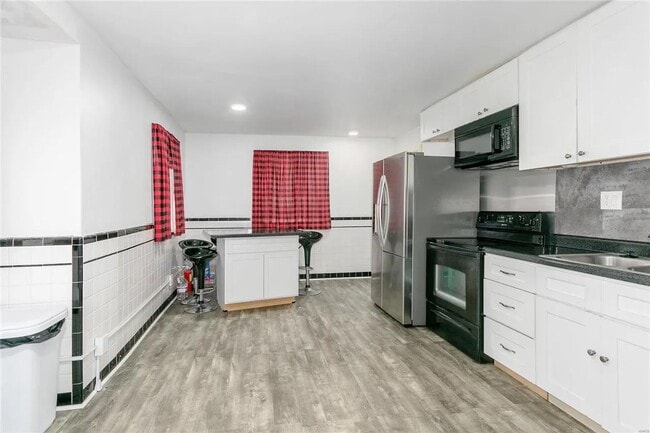 Building Photo - Charming 2-Bedroom Home