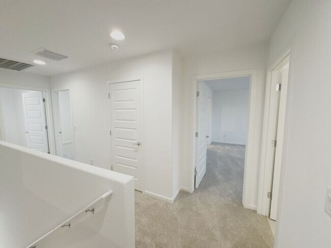 Building Photo - NEW 5 BEDROOM 3 BATHROOM HOME AVILABLE FOR RENT!