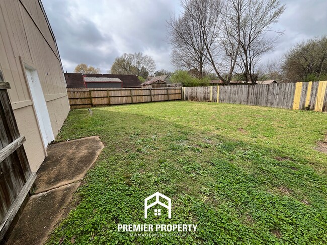 Building Photo - 3-Bedroom Single-Family Home for Rent in Memphis, TN - Vaulted Ceilings & Fenced Yard