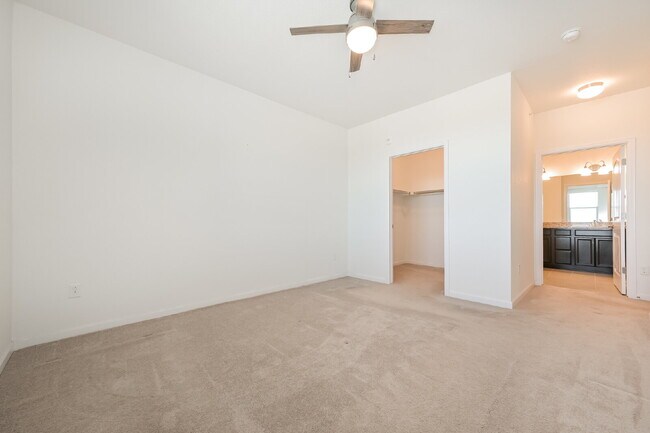 Building Photo - Luxury Top-Floor Condo in Highlands Ranch ...