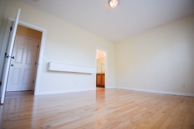 Building Photo - NEW LOWERED RENT!!!  $1,000 Move-in Specia...