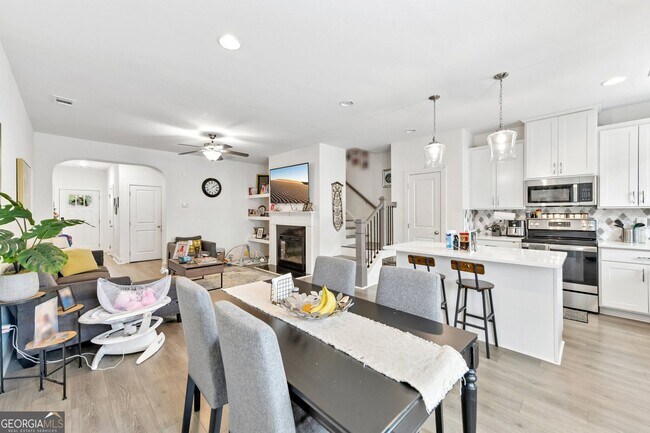 Building Photo - 5811 Calle Vis Dr