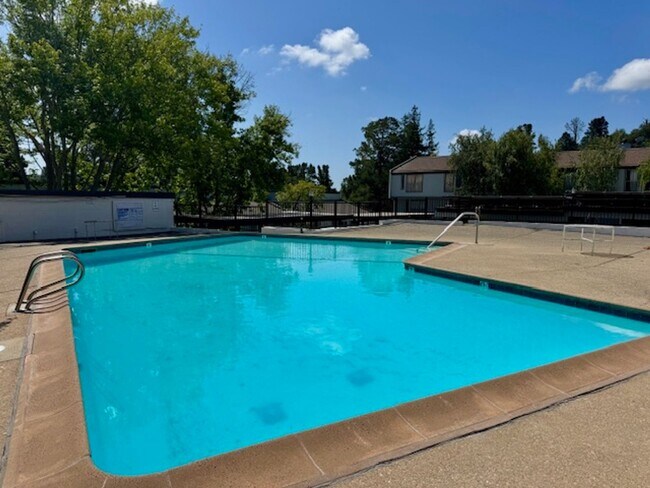 Building Photo - Spacious Two story 2 bedroom, 2 bath Condo. Move-In ready!!