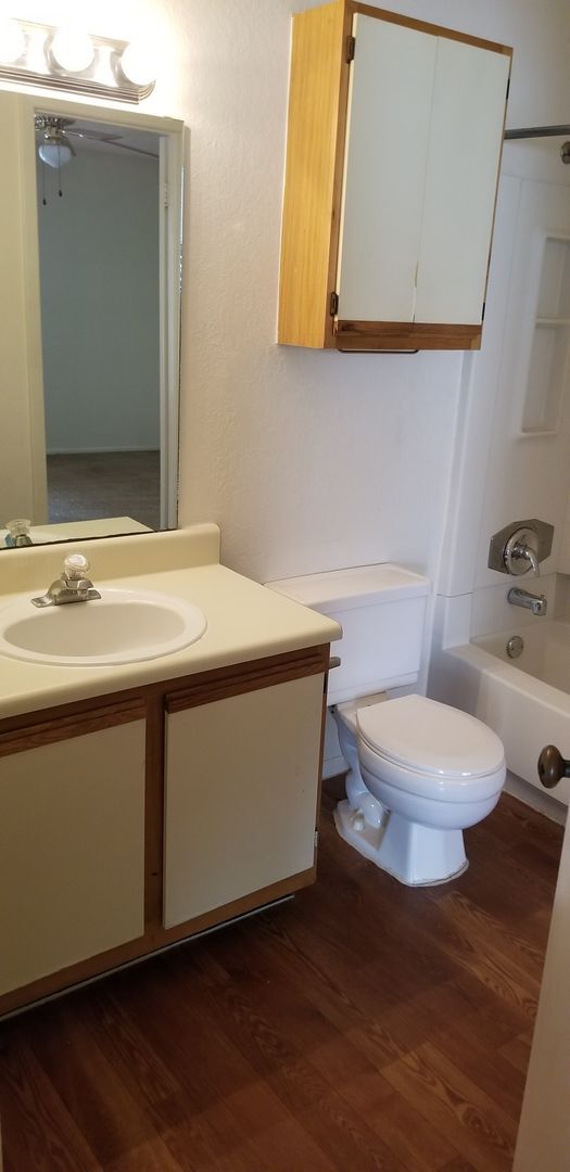 Building Photo - Large one bedroom condo