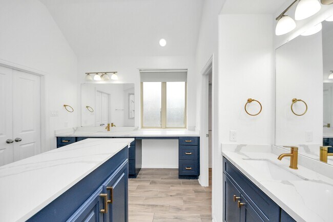 Building Photo - 10910 Wardrop Pl