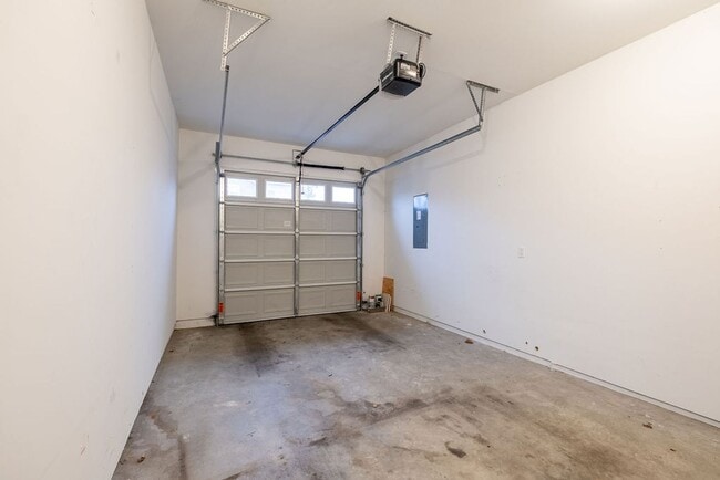 Building Photo - 3 bed 2.5 bath townhouse with garage.