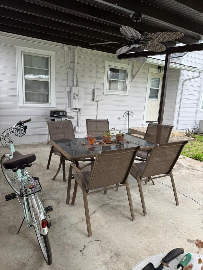 Building Photo - 406 Newtown St