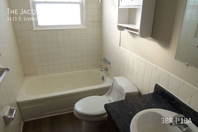 Building Photo - 3 Bedroom 1 Bath One Block from Fremont El...