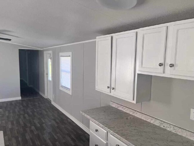 Building Photo - Earls Lot #17