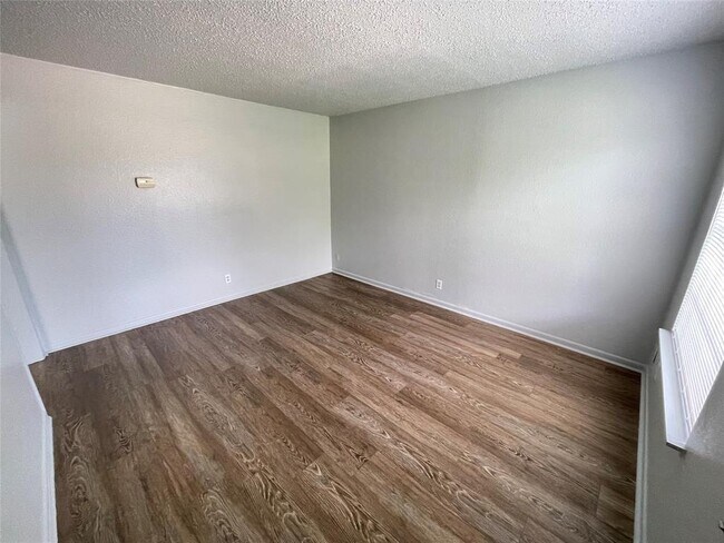 Building Photo - 5900 Glen Meadow Dr