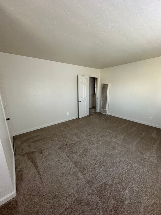 Building Photo - 2 bed/1 bath with garage