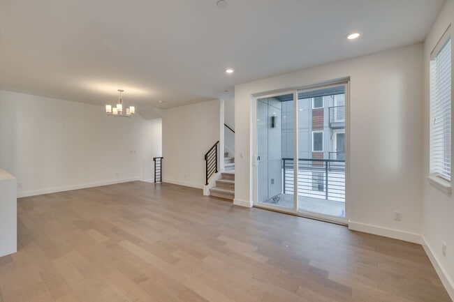 Building Photo - Modern Sammamish Townhome with Style, Spac...