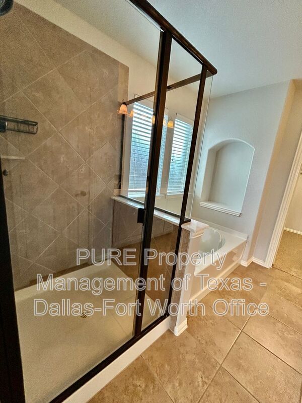 Building Photo - 511 Carnation Ln