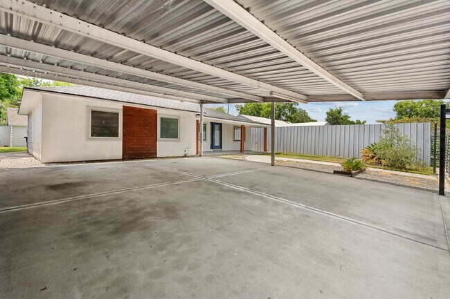Building Photo - 6414 Crestridge St