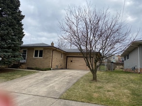 Building Photo - 2921 Woodlawn Dr