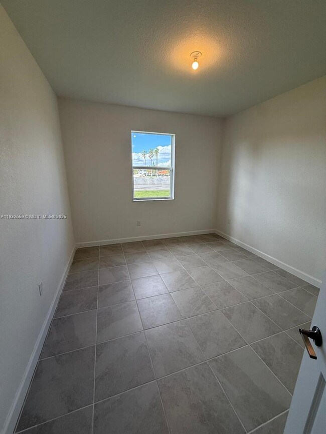 Building Photo - 2942 SE 23rd Ave