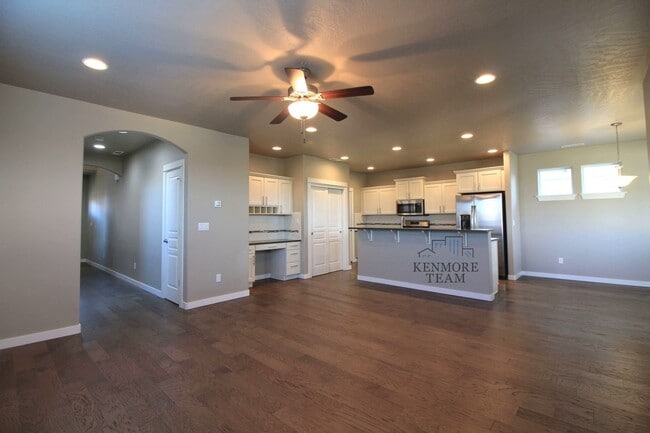 Building Photo - 556 Roslyn Ct