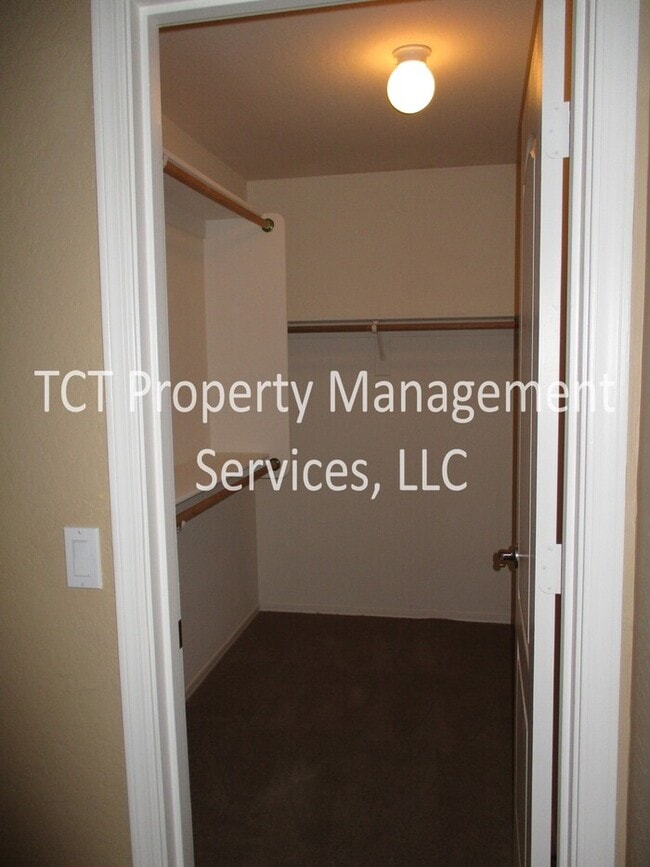Building Photo - Beautiful Home in Shamrock Estates!