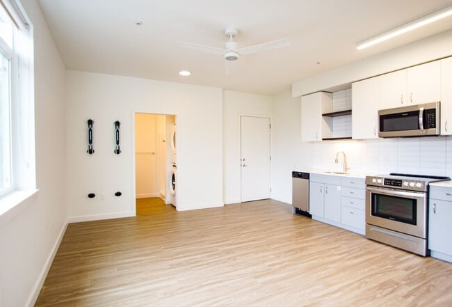 Building Photo - Top Floor 1-Bed w/Condo-Grade Finishes & $500 OFF!