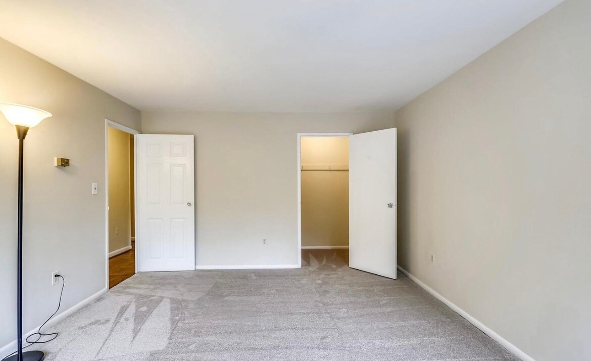 Building Photo - 4720 Chevy Chase Dr