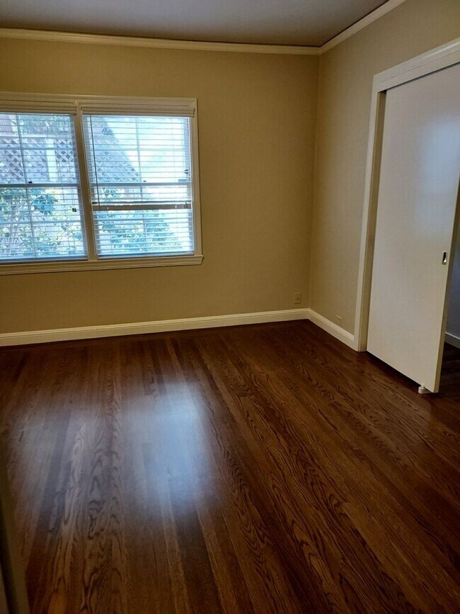 Building Photo - Charming & Spacious 3BR/2BA Lower-Level Home in Prime Baywood Location