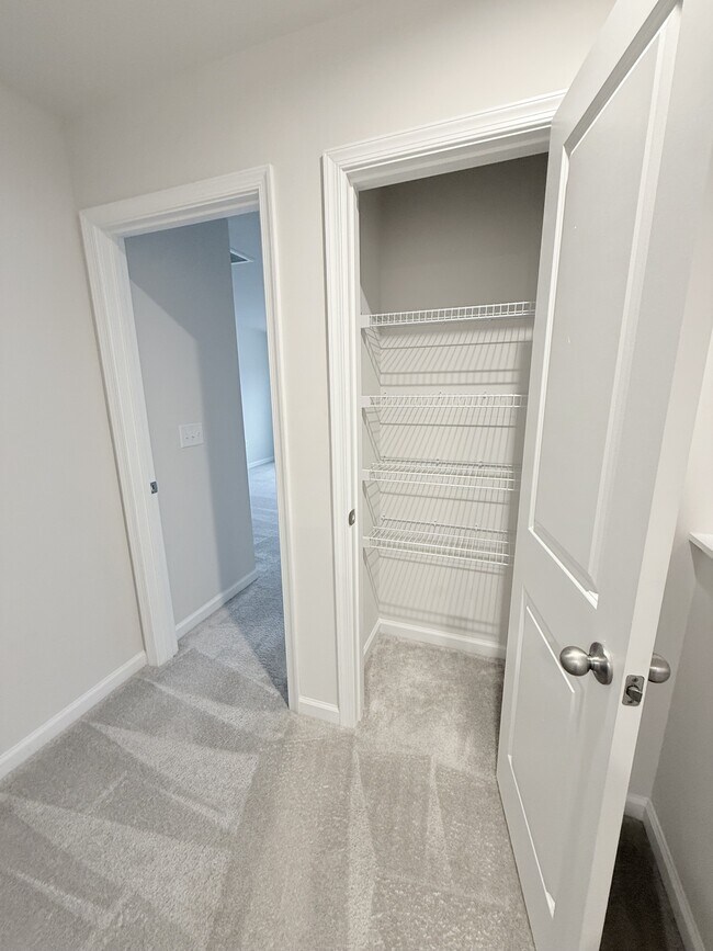 Building Photo - 400 el Camino Dr