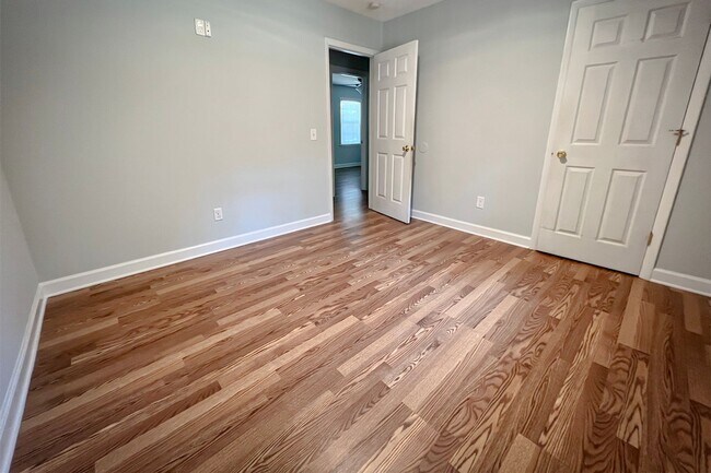 Building Photo - 4bd/2.5ba Brick Ranch Home in Kings Grant. NO STUDENTS/NO CATS
